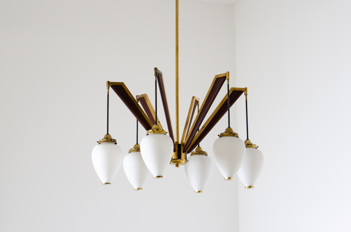 Stilnovo, lampadario a sei luci con diffusori in vetro opaline a forma di goccia con finale in ottone.