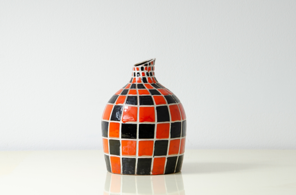 Vaso in ceramica con decorazione a scacchiera.  Manifattura di Velletri, Roma, anni 50.
