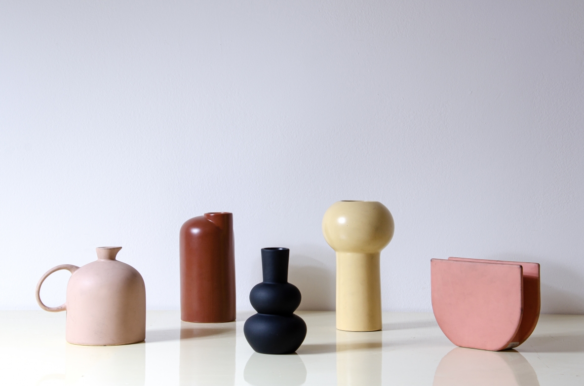Vasi in ceramica colorata in pasta fine opaca realizzati come prototipi e prodotti in pochissimi esemplari.  Achille Castiglioni 1975,