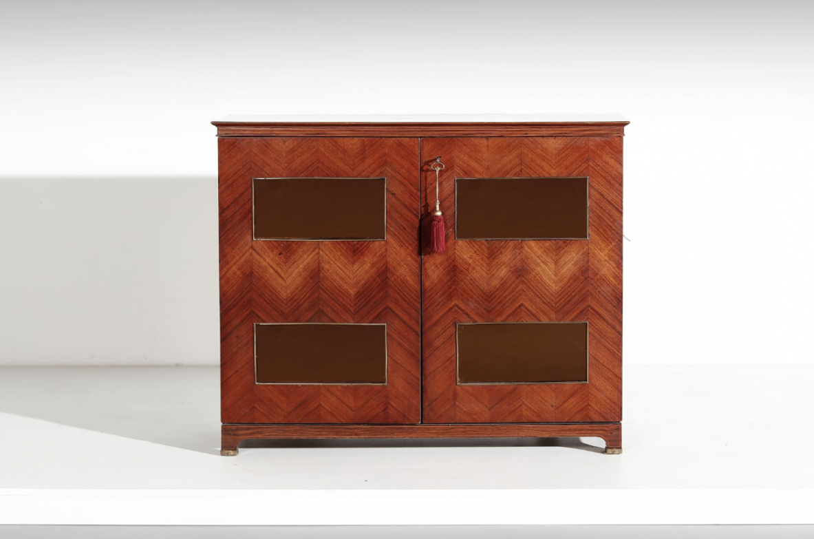 Paolo Buffa (1903-1970)  Elegant bar cabinet with inlaid rosewood and amber mirrors. Inside shelves and drawers with compartments and bottle racks covered in mirror. Brass details.  Italian manufacture, 1940s.