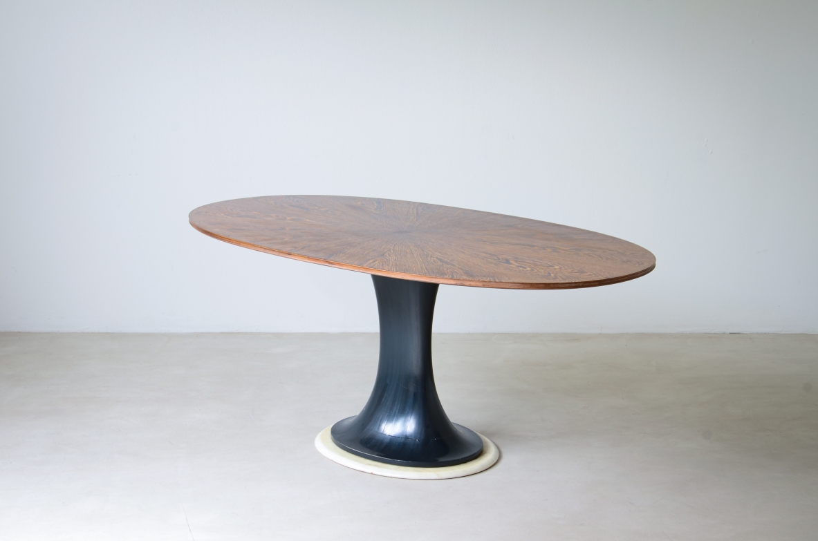 Elegante tavolo ovale con base tornita in legno laccato blu petrolio e disco in marmo, piano lastronato in legno di palma.  Scuola di Torino, 1960ca.