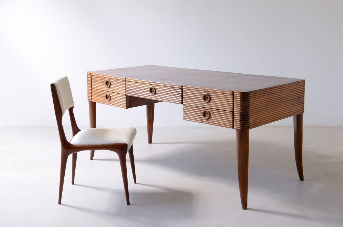 Paolo Buffa (1903-1970)  Scrivania in legno grissinato con cinque cassetti e e bocchette in legno tornito, gambe a sciabola.  Manifattura anni 40.