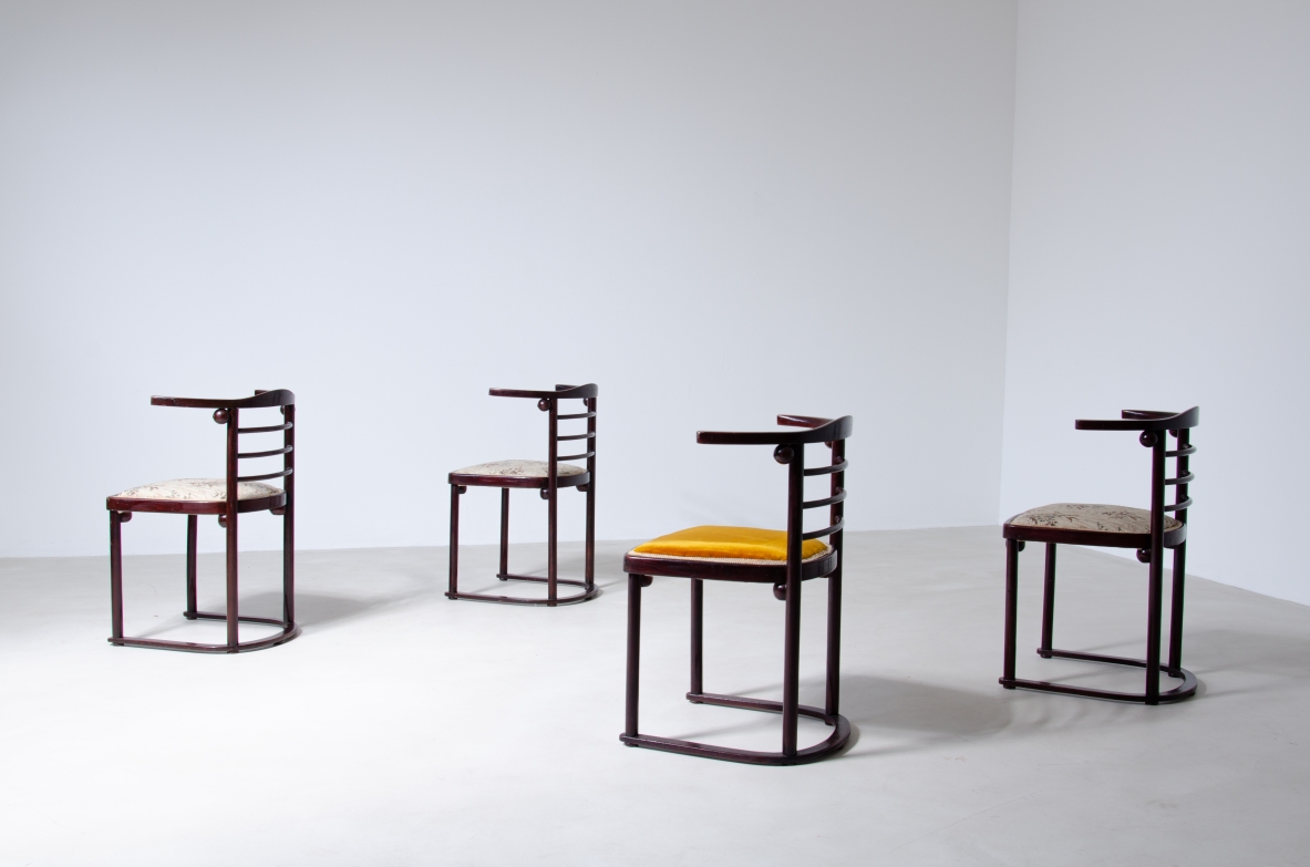 Josef Hoffmann (1870-1956)  Raro set di quattro sedie in legno curvato e lucidato con seduta imbottita.  Prodotte da J.J. Kohn, Vienna, 1907.
