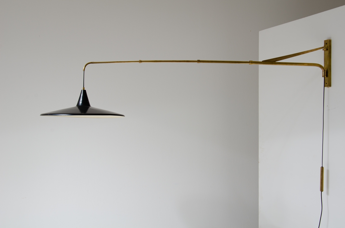 Lampada telescopica saliscendi con braccio e contrappeso in ottone e cappello in metallo laccato.  Manifattura italiana 1950ca.