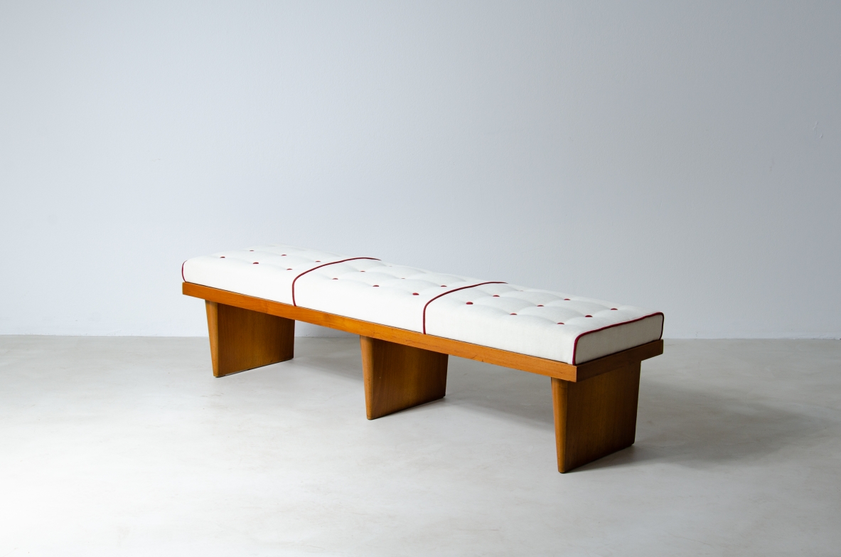 Panca con struttura in legno a tre montanti e seduta in tessuto imbottito.  Attribuzione Gio Ponti, 1950ca.