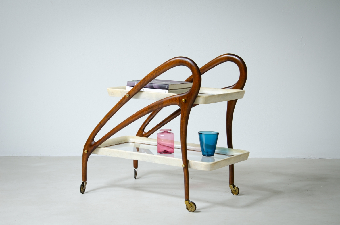 Carrello da servizio in legno curvato con due piani in vetro e pergamena.  Manifattura italiana 1950ca.