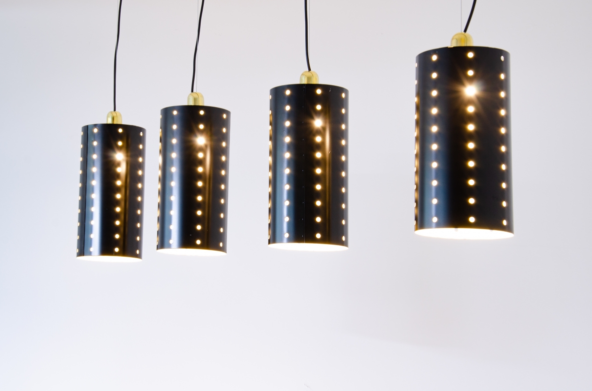 Quattro lampade a cilindro in metallo laccato e forato con bicchiere in ottone.  Manifattura italiana 1960ca.