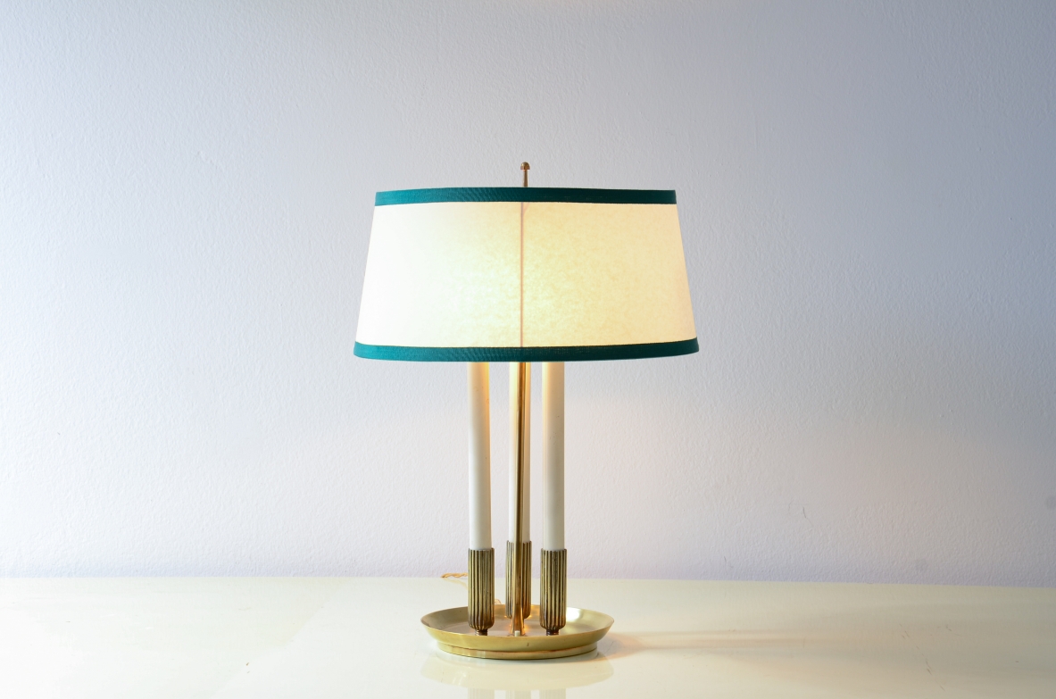 Lampada da tavolo con base tornita e stelo centrale in ottone, tre luci in metallo laccato e cappello in pergamena. Manifattura italiana 1940ca.