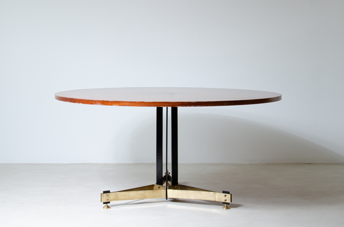 Grande tavolo con base in ferro e ottone. Piano in legno. Manifattura italiana, 1950ca