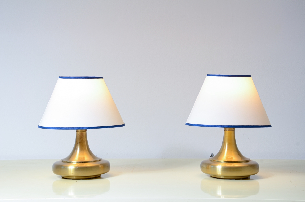 Coppia di lampade da tavolo in ottone e metallo verniciato.  Manifattura italiana, 1970ca.