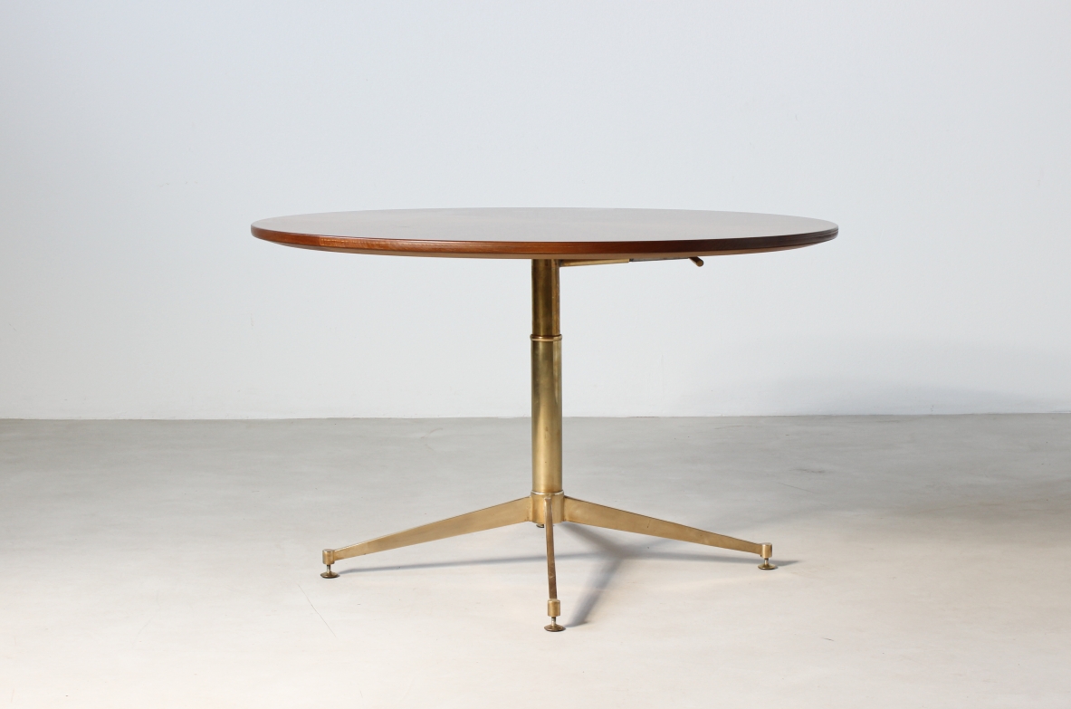 Tavolo con meccanismo saliscendi, base in ottone e piano in noce. Italia, 1950ca.