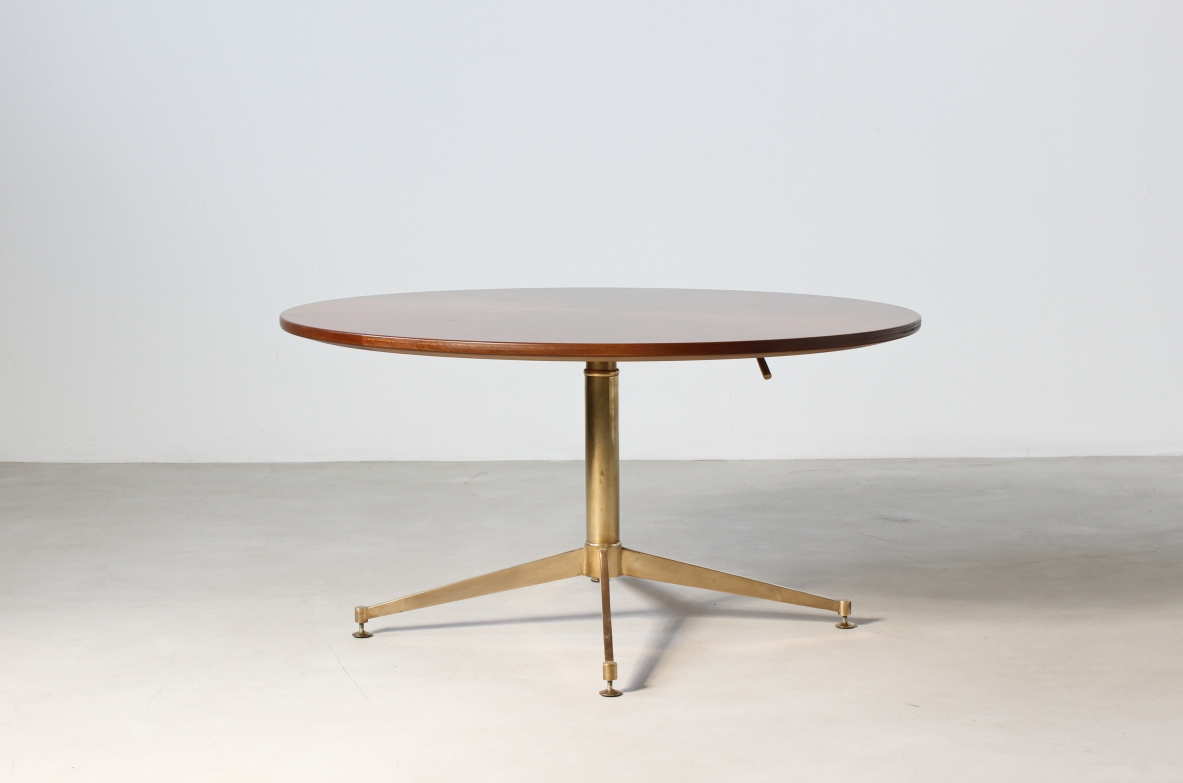Tavolo con meccanismo saliscendi, base in ottone e piano in noce. Italia, 1950ca.