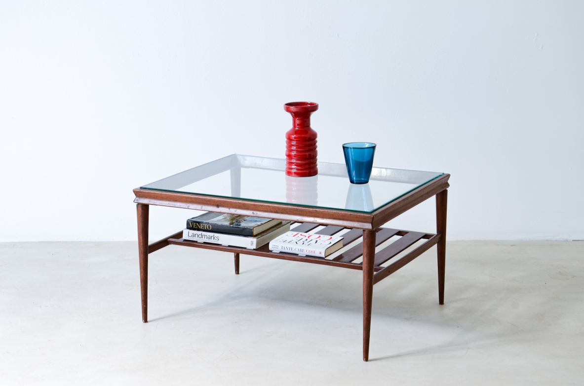 Elegante tavolo basso in legno lucidato con piano in vetro molato e piano a doghe.  Manifattura italiana, 1950ca.