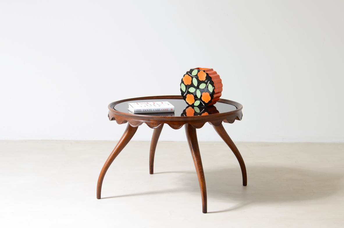 Paolo Buffa (1913-2000)  Tavolino in legno con piano in vetro opalino e fascia con elegante motivo a onda, gambe sagomate.  Manifattura Spartaco Brugnoli, 1940/50.
