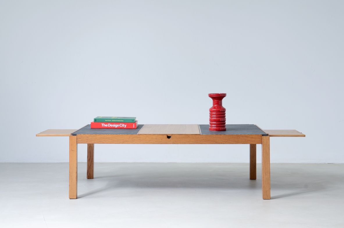 Tavolo basso con piano in legno e ardesia, uno scomparto sotto al piano centrale in legno e due tiretti a lato.  Manifattura italiana anni 60.