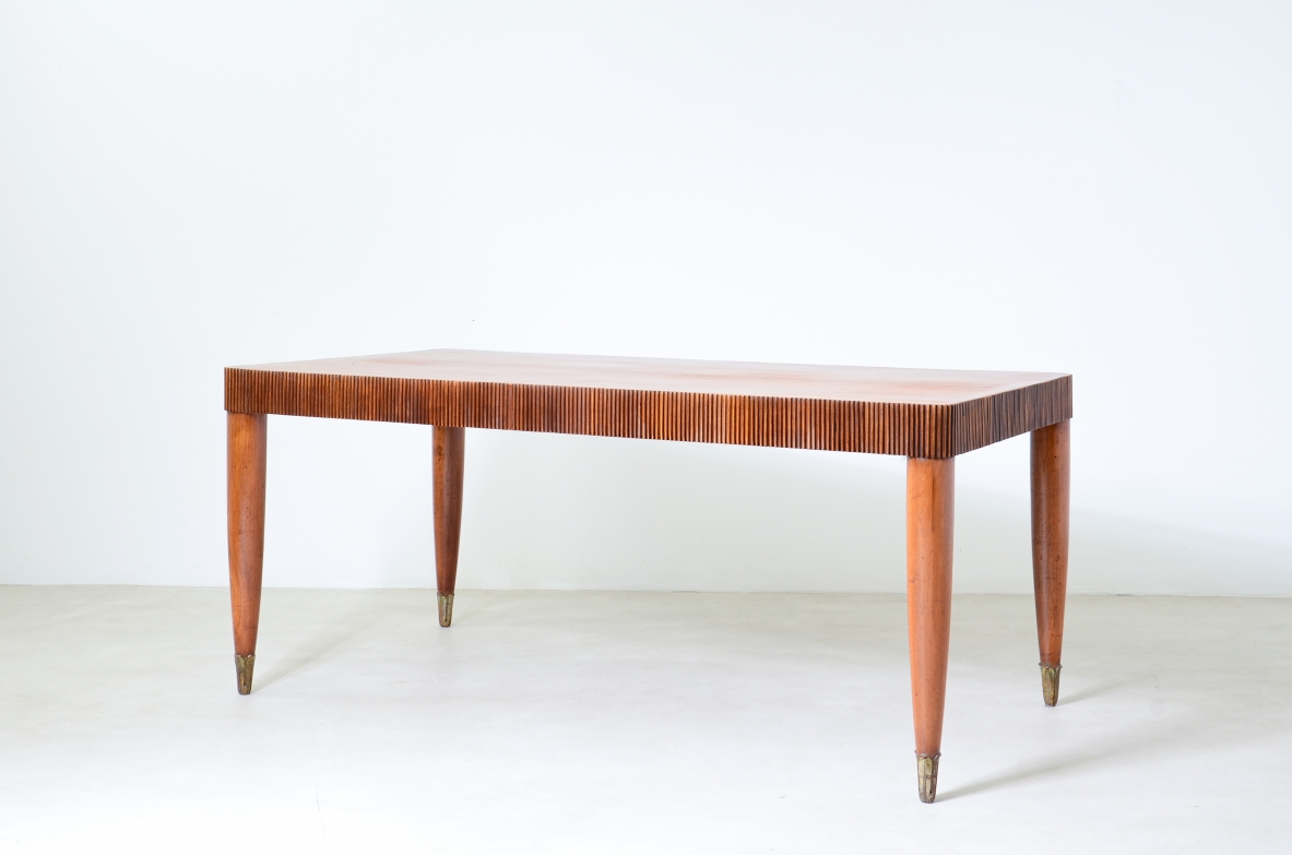 Elegante tavolo con motivo a fascia in legno grissinato, piano in legno di noce, gambe tornite con puntali in legno intagliato.  Manifattura italiana 1940 ca.