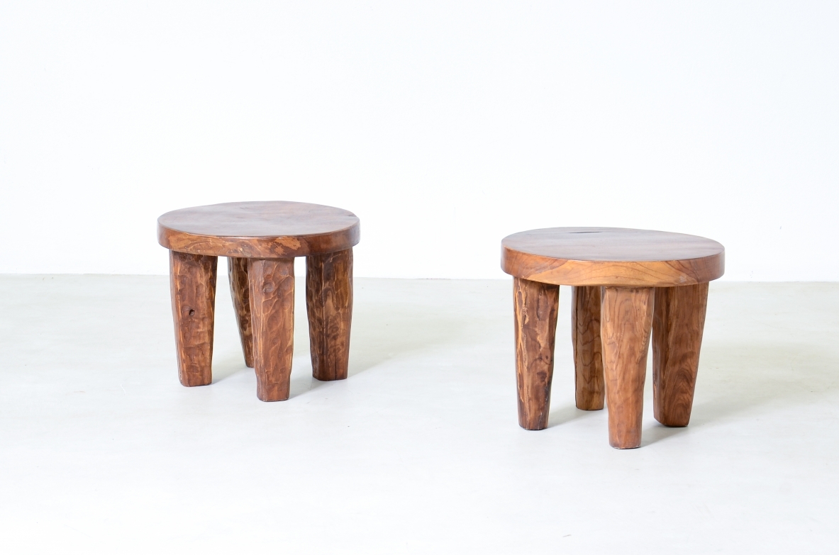 Coppia di sgabelli in noce con piedi in legno sgorbiato.  Manifattura italiana anni '30