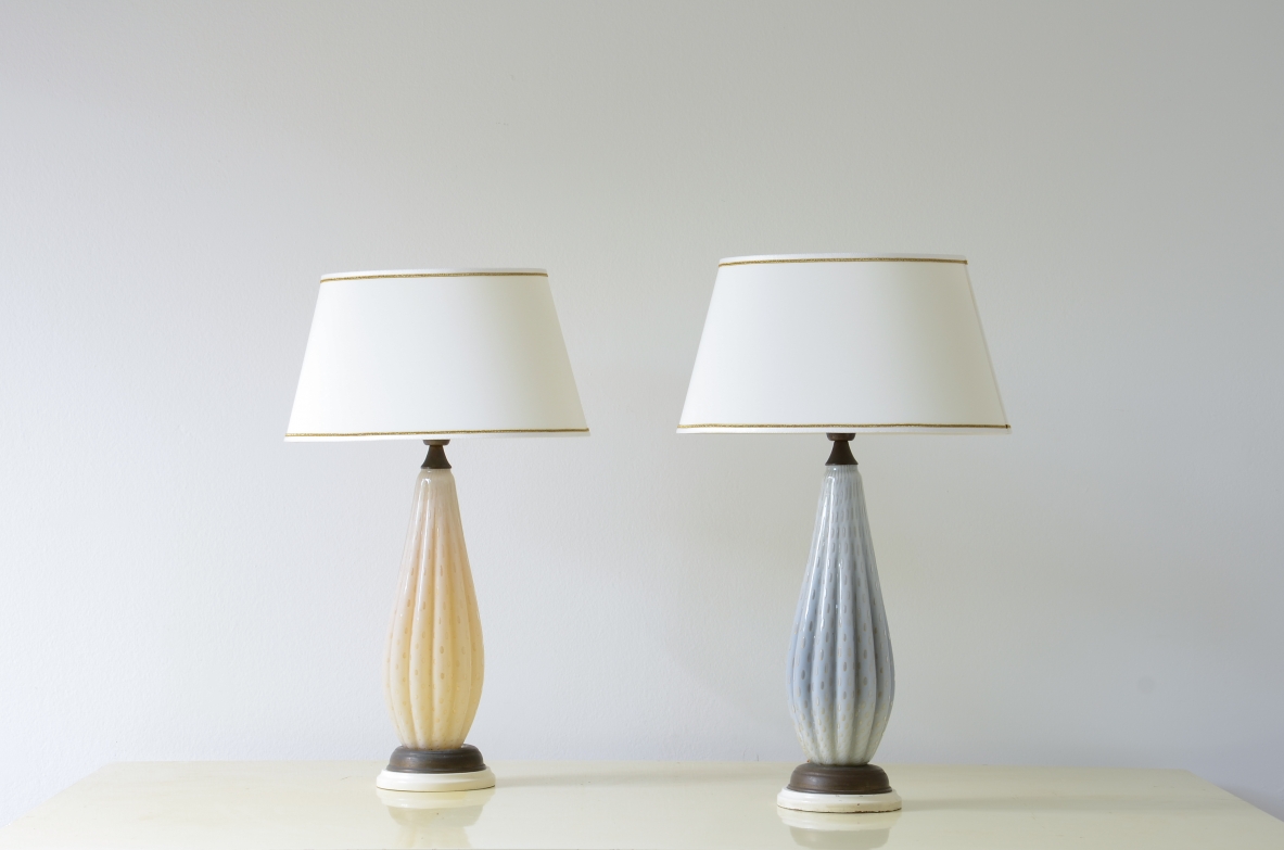 Elegante coppia di lampade da tavolo in vetro di murano dalla forma organica e cappello ogivale.  Manifattura Murano 1950.ca