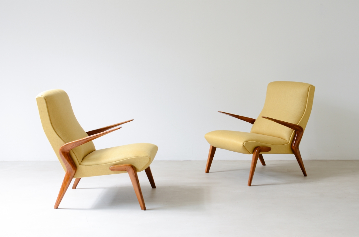 Osvaldo Borsani Important pair of armchairs in cherry wood and upholstered fabric, model P71