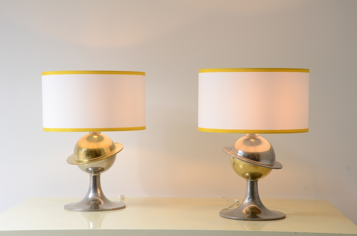 Coppia di grandi lampade da tavolo Space Age con base in ottone