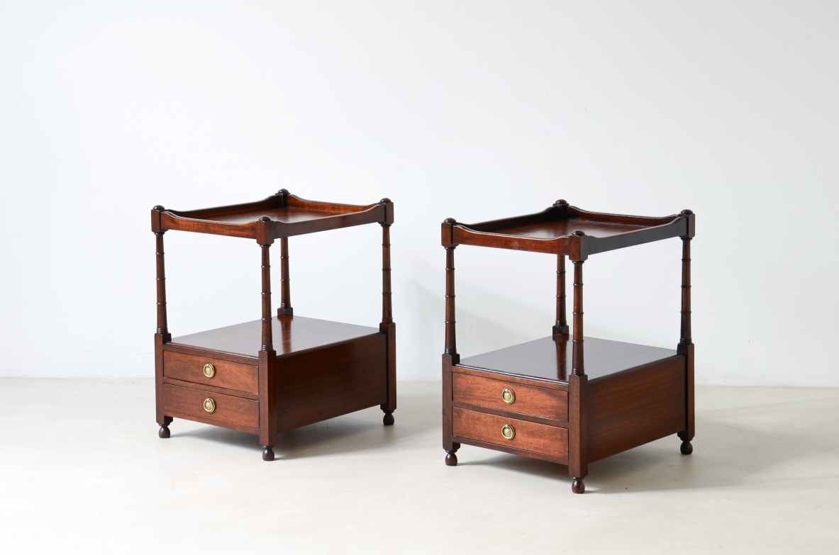 Coppia di tavolini/comodini con piano a vassoio e colonnine tornite 1900