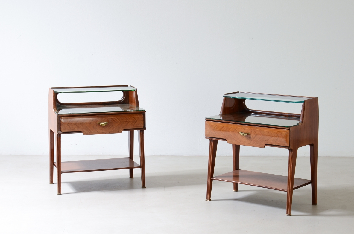 Paolo Buffa  Coppia di eleganti comodini con tre ripiani e un cassetto. 1950