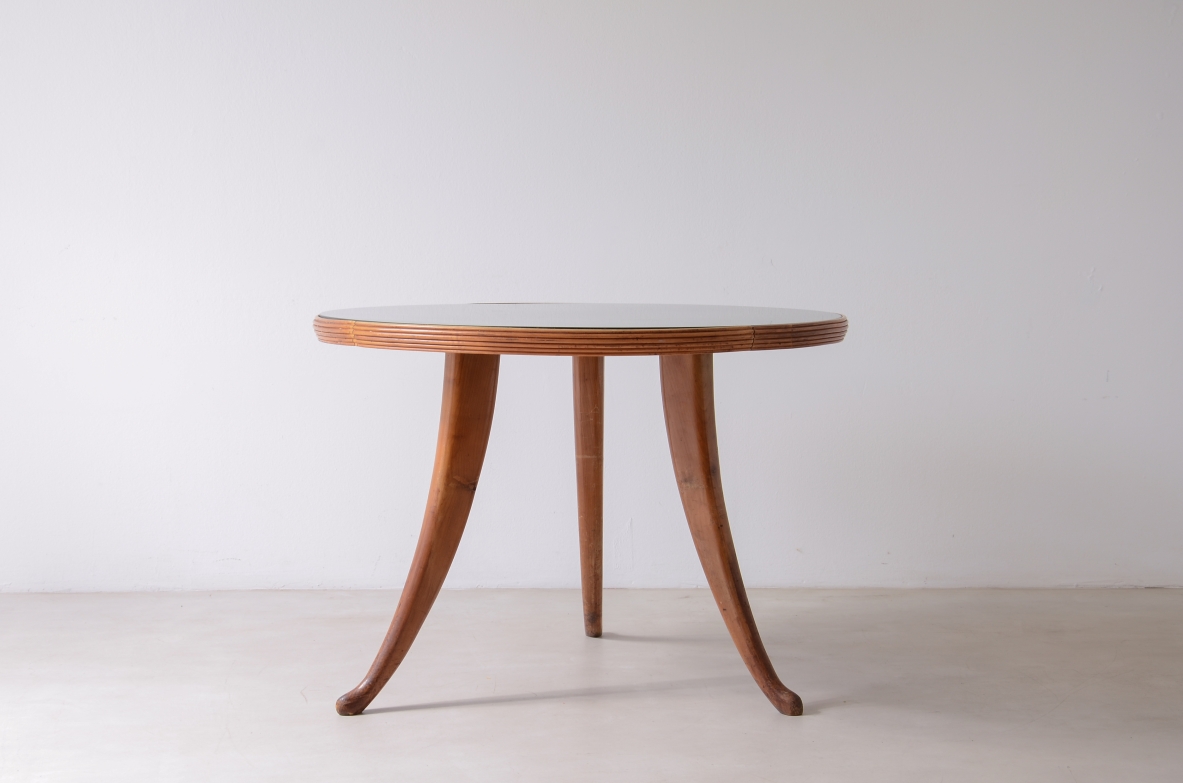 Elegante tavolo in noce con gambe a sciabola, fascia grissinatoa e piano in cristallo molato. anni 40