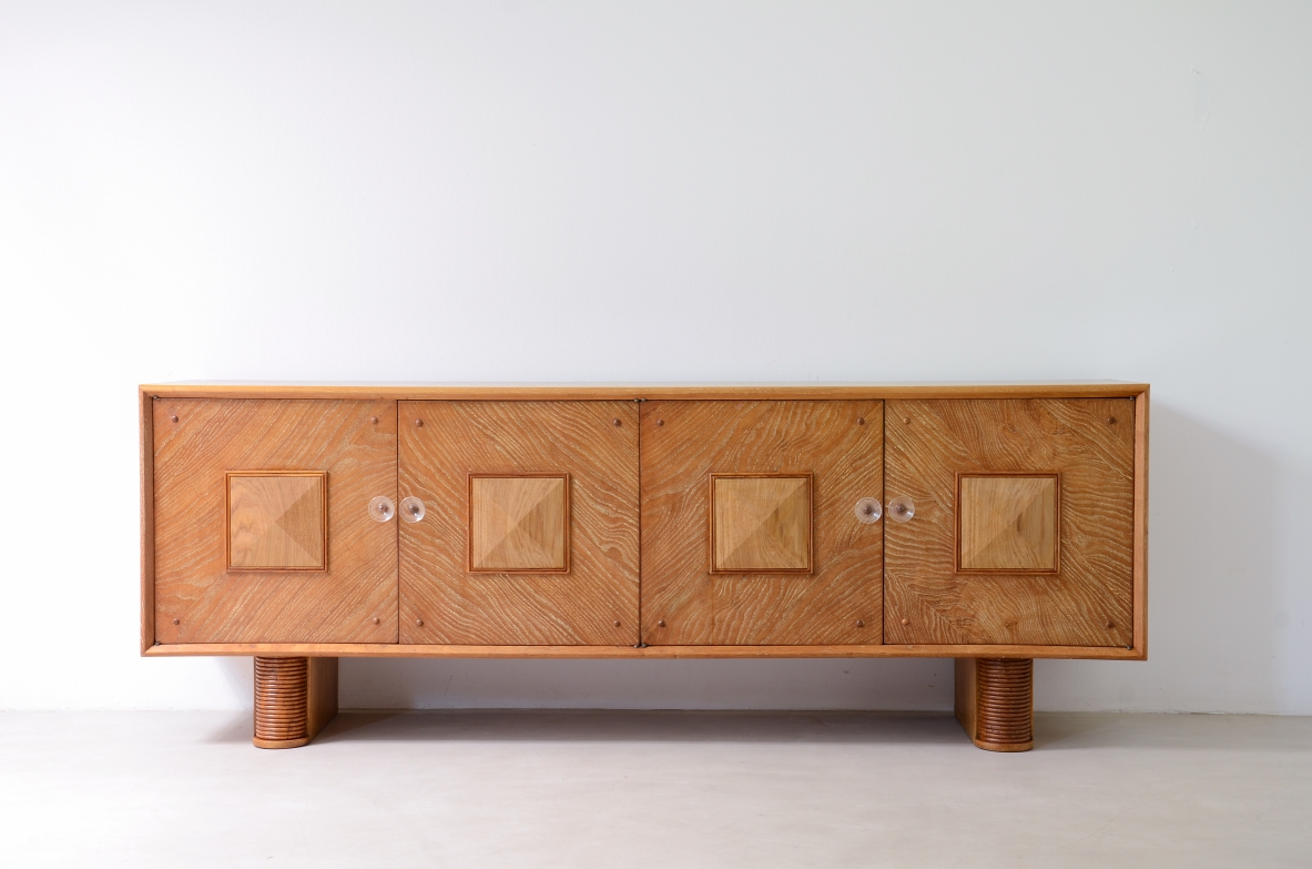 Grande mobile in rovere graffiato a 4 ante, basamenti in legno curvato. Manifattura italiana 1940ca.