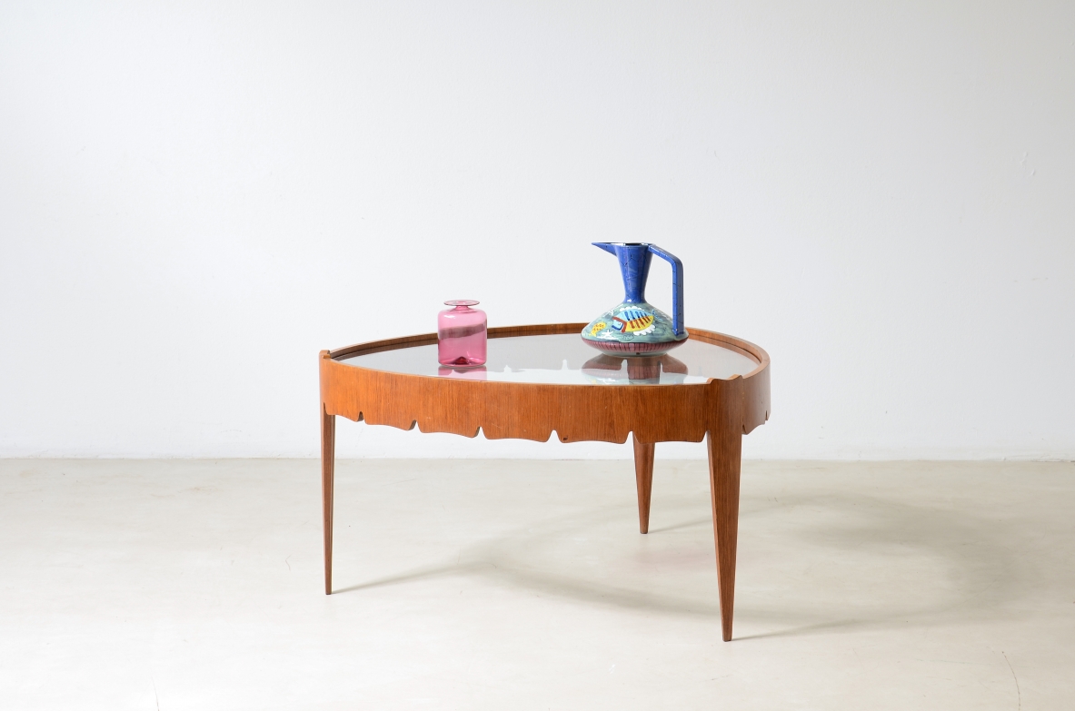 Pierluigi Colli Elegante tavolino in legno sagomato con piano a forma triangolare. Certificato archivio Colli 1950